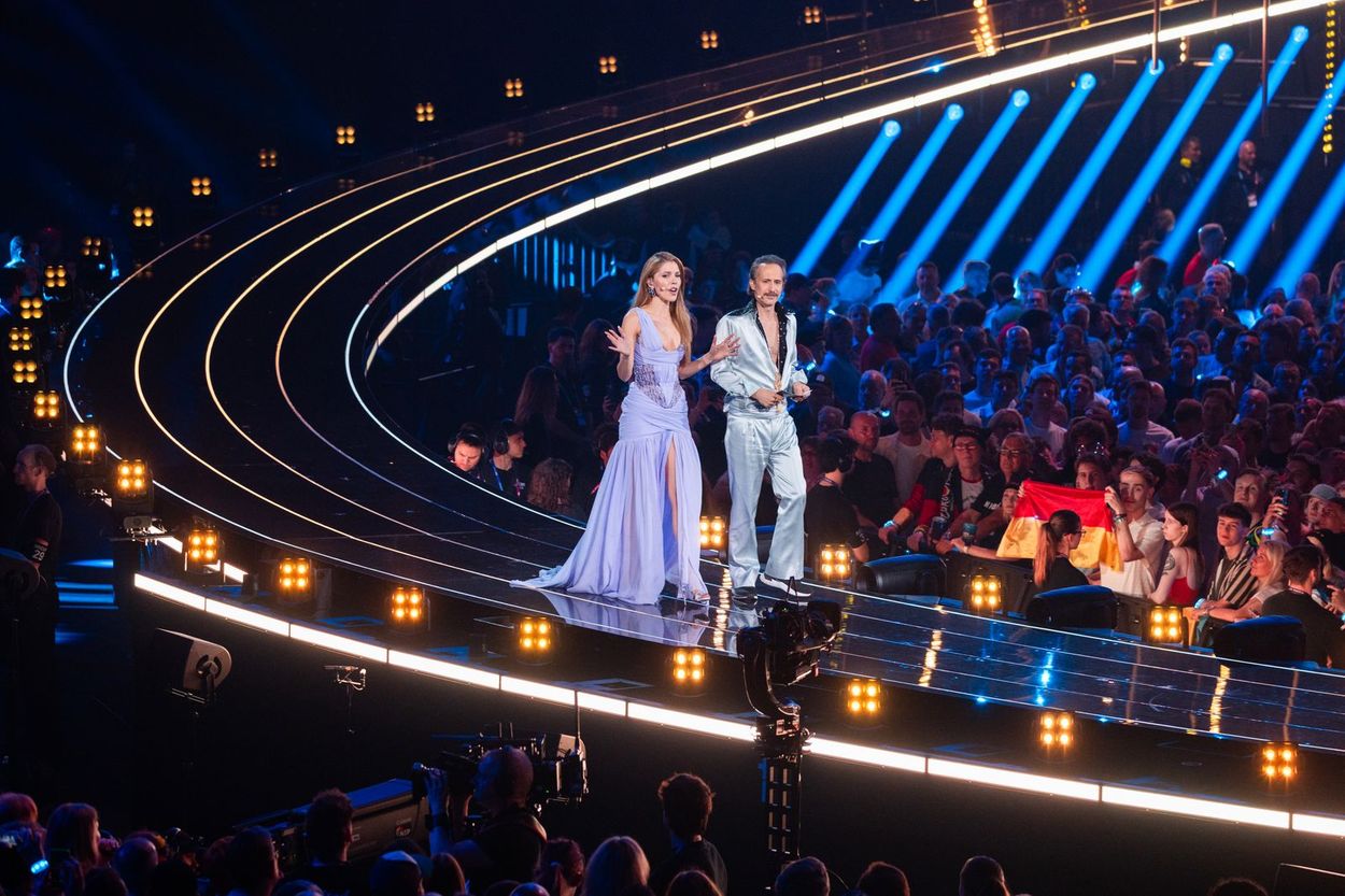 "Sunucular Victoria Swarovski ve Michael Ostrowski, 15 Mayıs'ta Viyana Wiener Stadthalle'de Eurovision Şarkı Yarışması'nın Büyük Finali'ni sunarken"